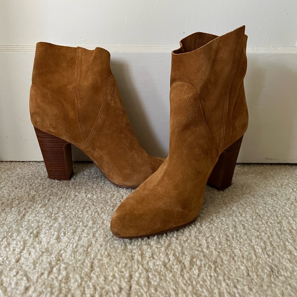 EUC ✨ Vince Camuto Light Brown Suede Boots Size 9
